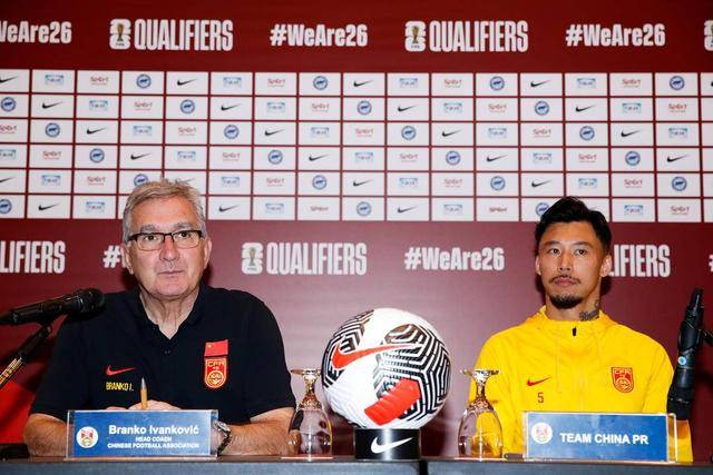 阿莫林执教曼联第一周 展现出非凡的魅力和自信